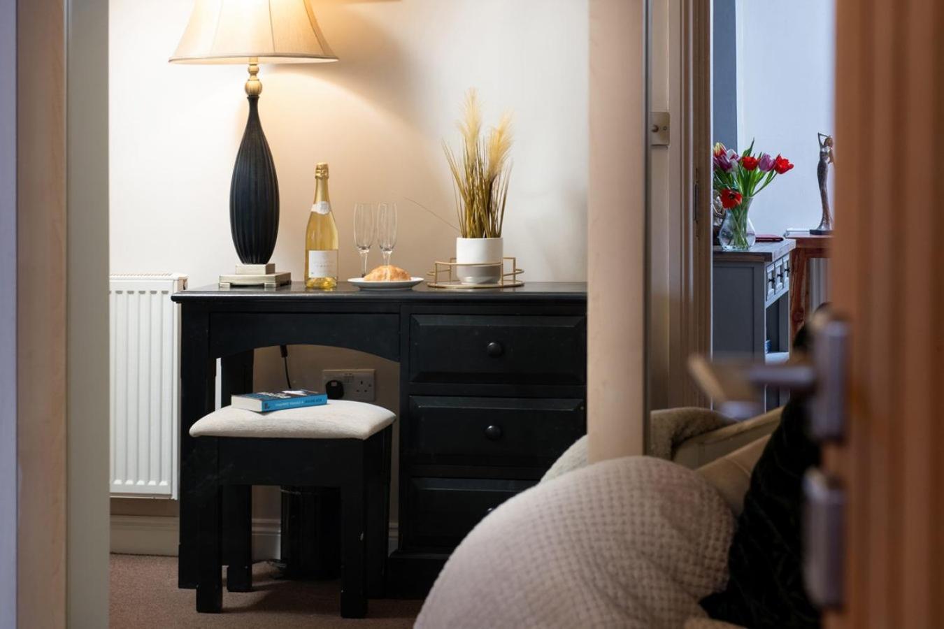 Number 3 Pier Road Apartment วิทบี ภายนอก รูปภาพ